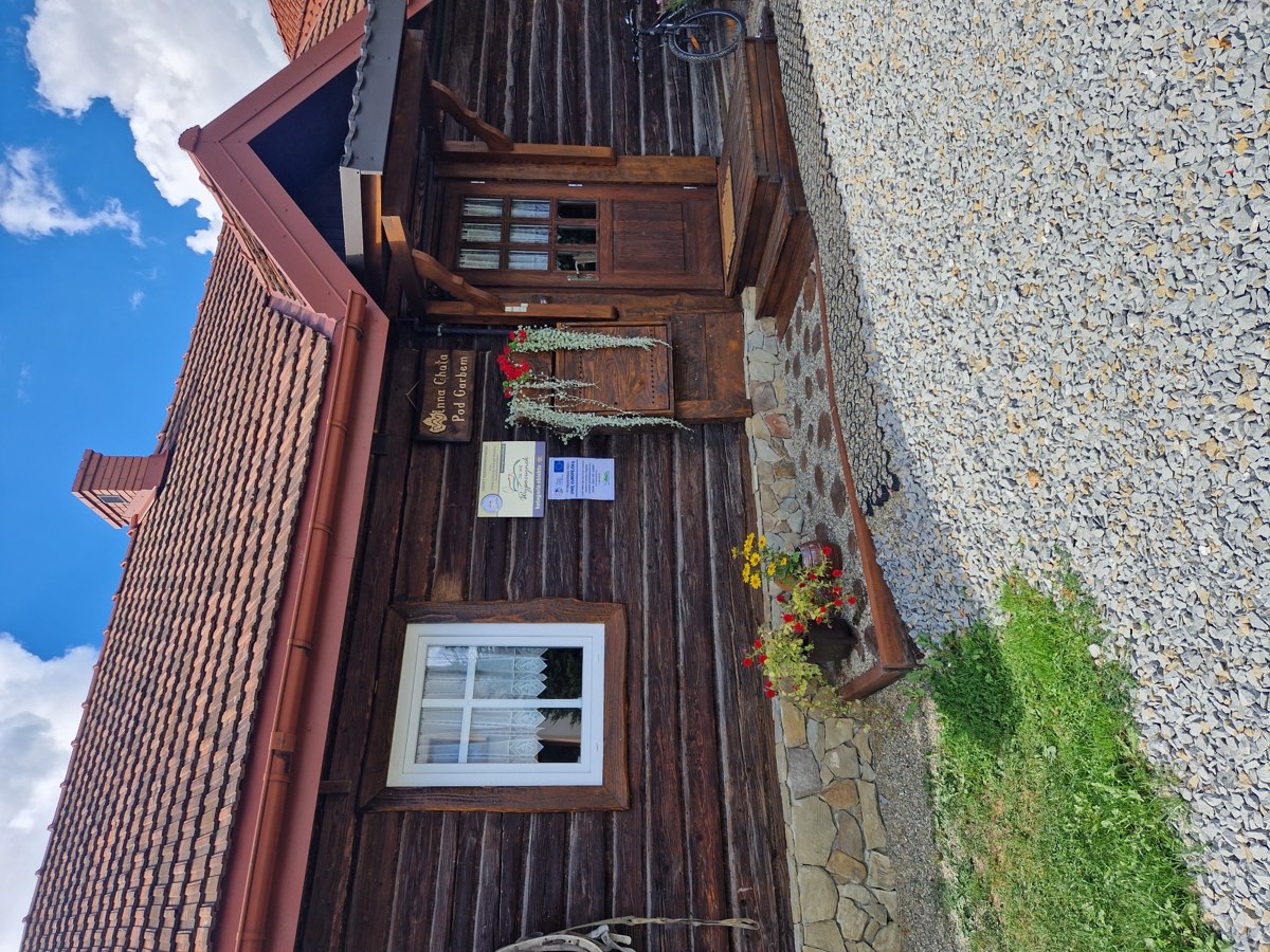 Wejście do chaty / Cottage entrance