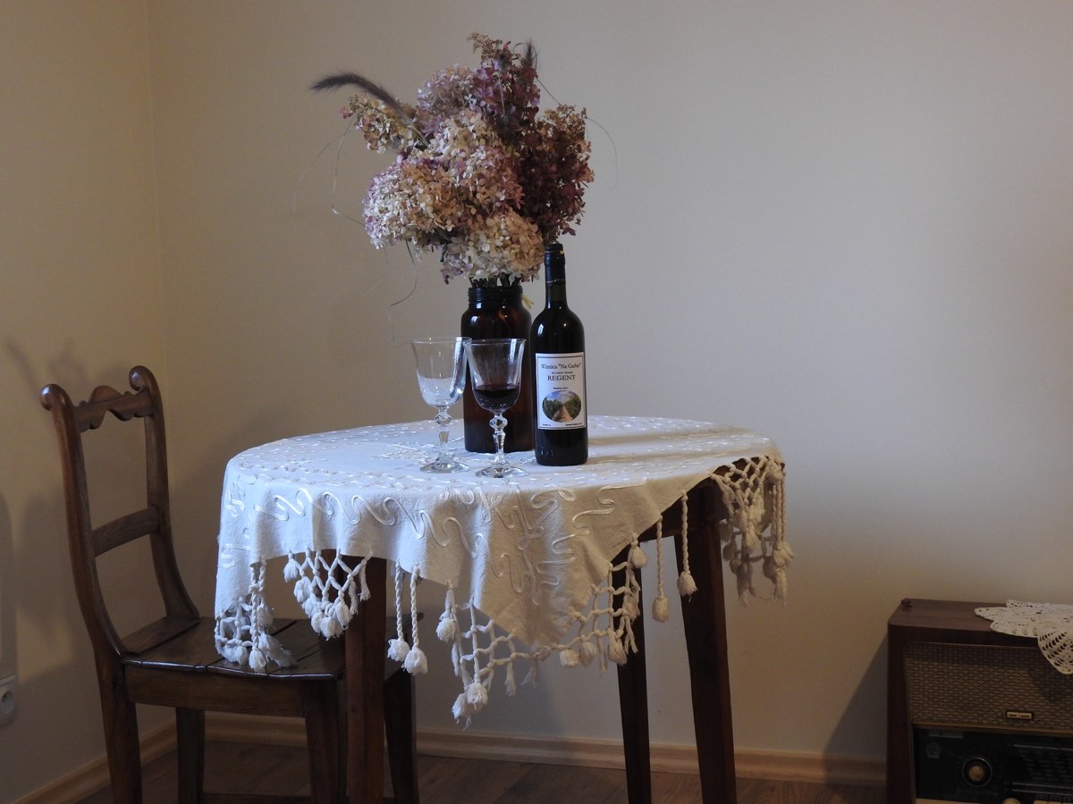 Wino ze stolika w chacie / Wine on a small table in the cottage